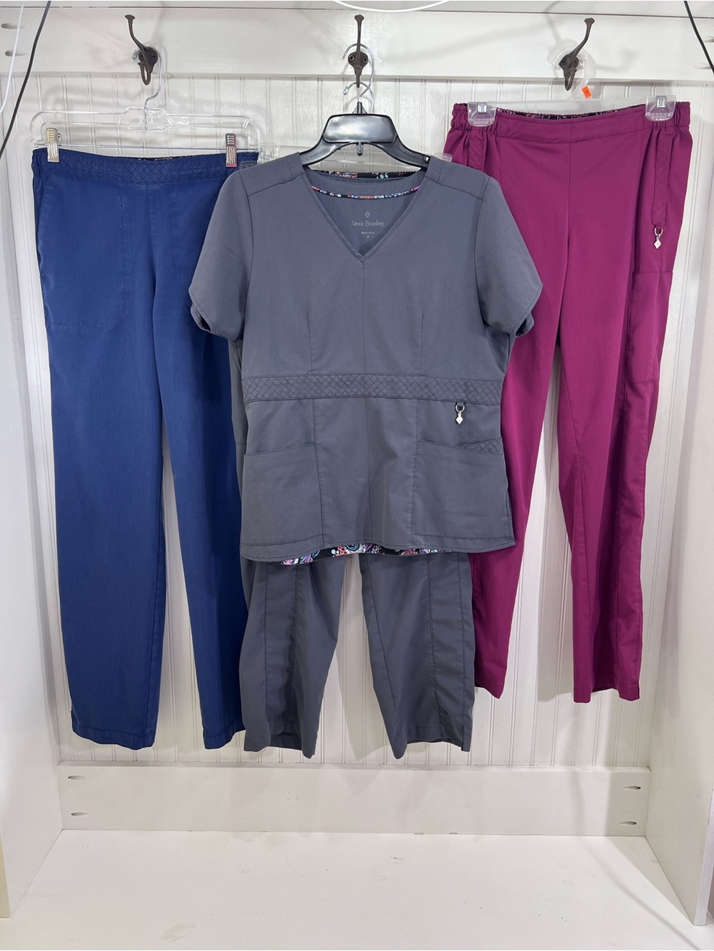 Vera Bradley Scrubs 4pc Set Mixed Size Medium Top 3 Small Bottoms Paisley Trim